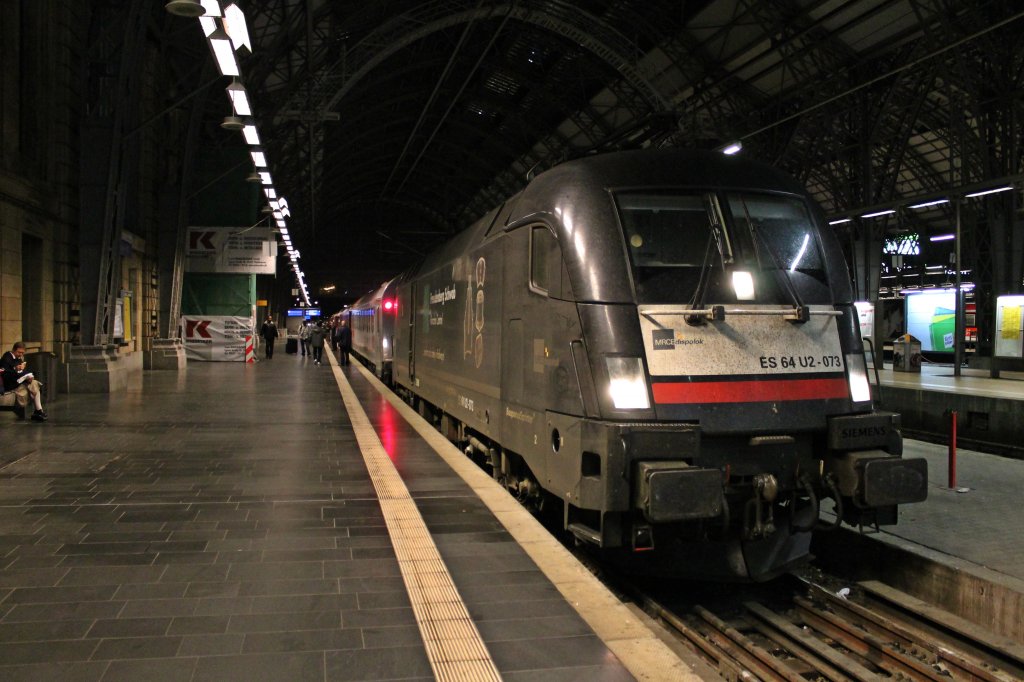 ES 64 U2-073 am Abend des 10.05.2013 kurz nach der Ankunft mit dem CNL 472 (Basel SBB - Kopenhagen C./ Moskau / Minsk) in Frankfurt (Main) Hbf. Die Lok wurde schon abgekoppelt und wartet jetzt bis der Zug mit der jetzigen Zuglok 120 141-7 weiter Richtung Norden abgefahren ist, um dann Richtung BW Frankfurt Hbf zu rangieren.
