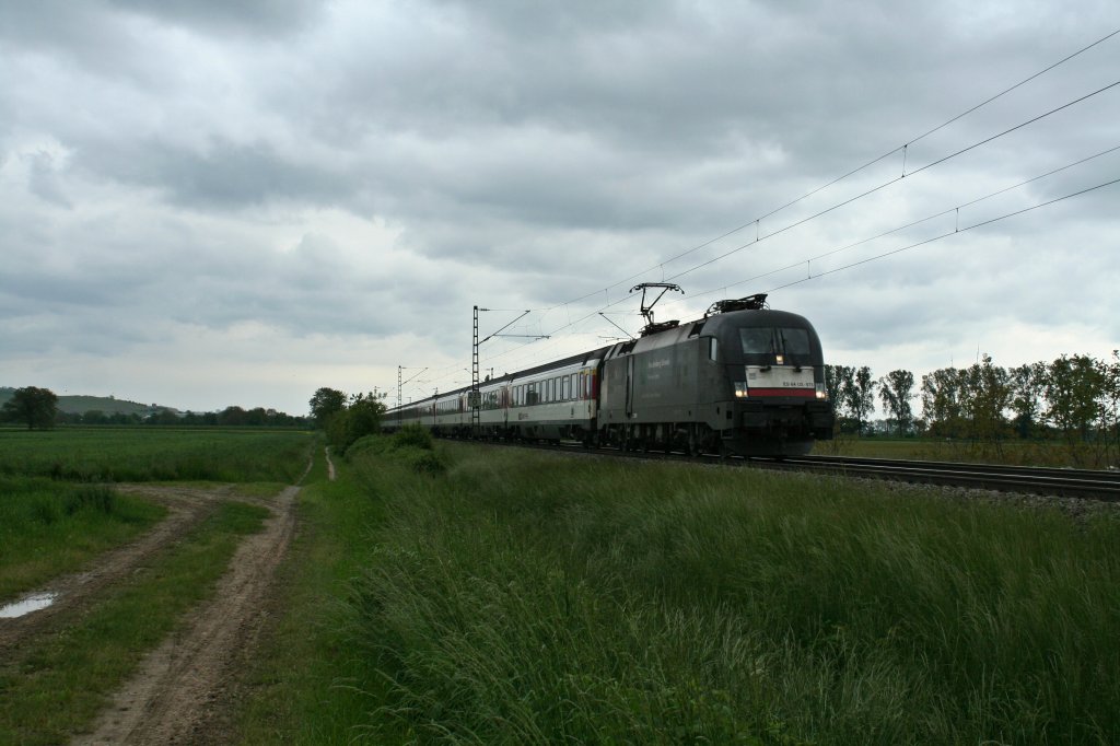 ES 64 U2-073 mit dem EC 6 am 23.05.13 westlich von Hgelheim.