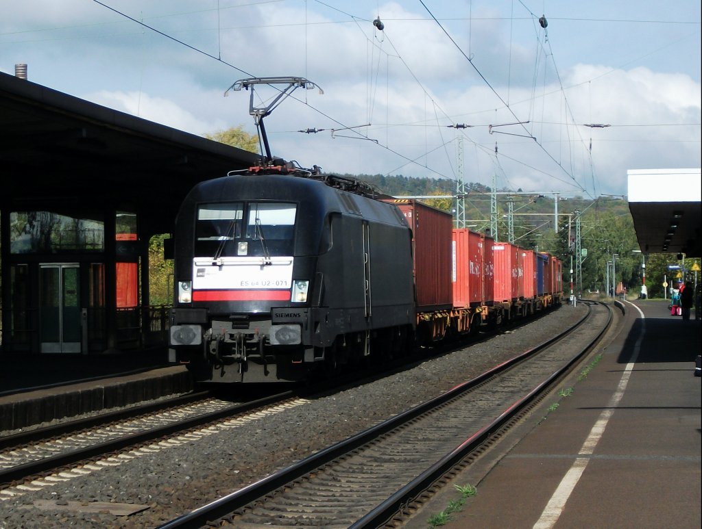 ES 64 U2-073 der MRCE durchfhrt am 14.Oktober 2011 mit einem Containerzug den Bahnhof Northeim(HAN) Richtung Gttingen.