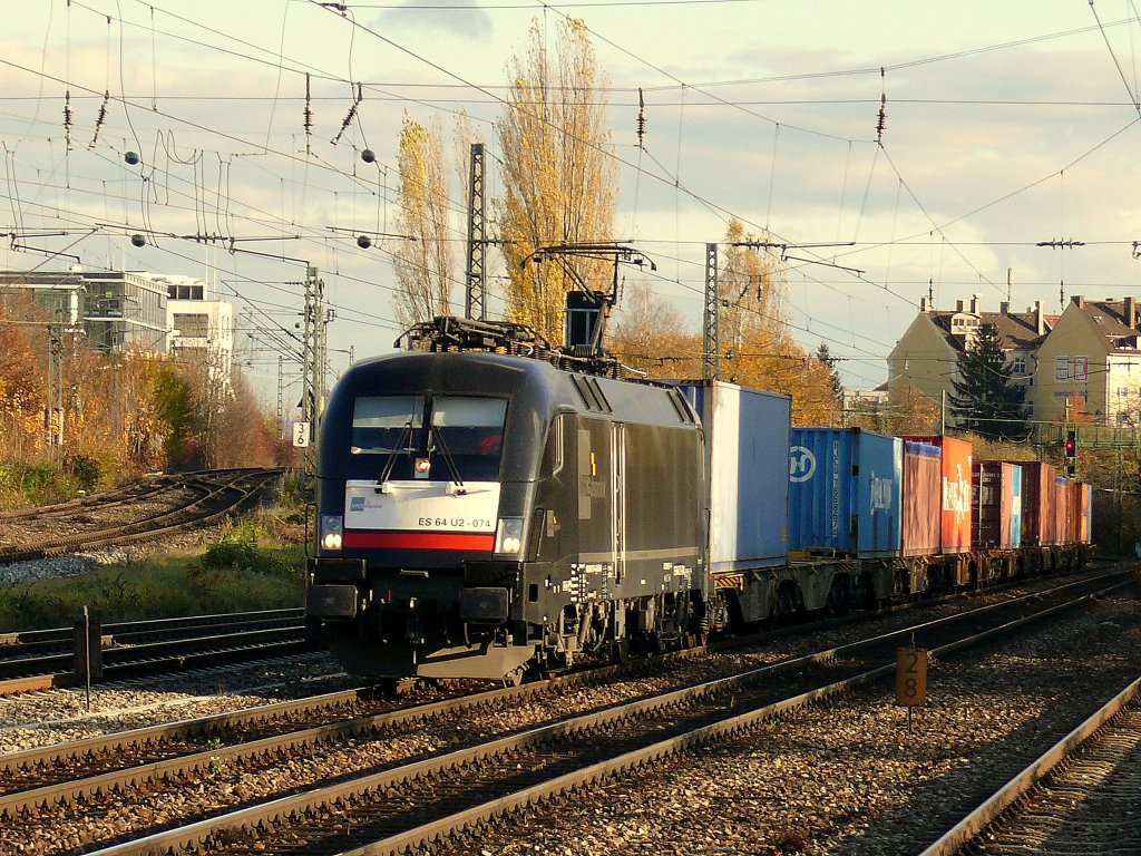 ES 64 U2-074 mit einem Containerzug bei der Durchfahrt am Heimeranplatz, 3.11.2009