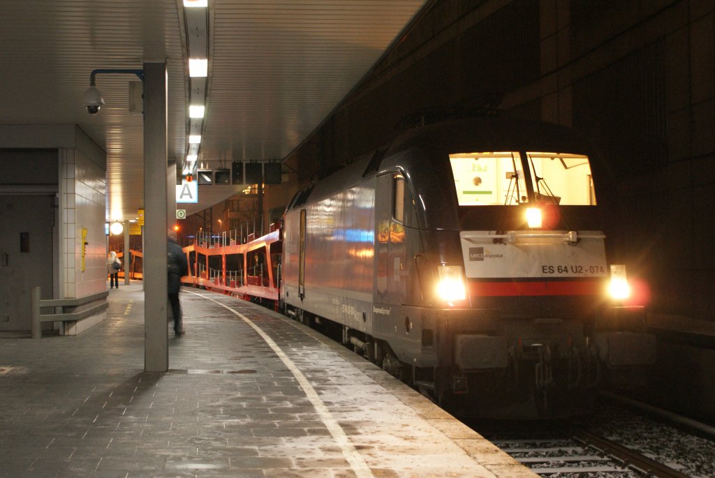 ES 64 U2-074 mit einem Autozug in Dsseldorf Hbf am 12.02.2010 um 19:13 Uhr