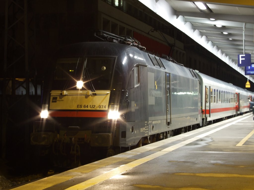ES 64 U2-074 mit IC 1809 in Essen Hbf