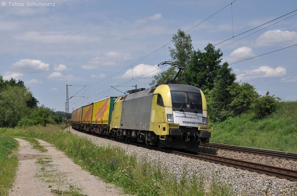 ES 64 U2 - 095 mit KLV Zug am 23.011.2012 bei Ostermnchen