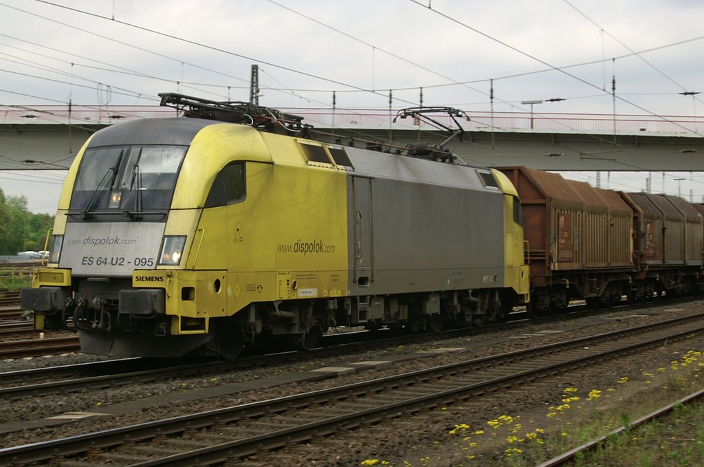 ES 64 U2-095 am 10.5.10 mit einem kurzen Gz in Duisburg-Entenfang