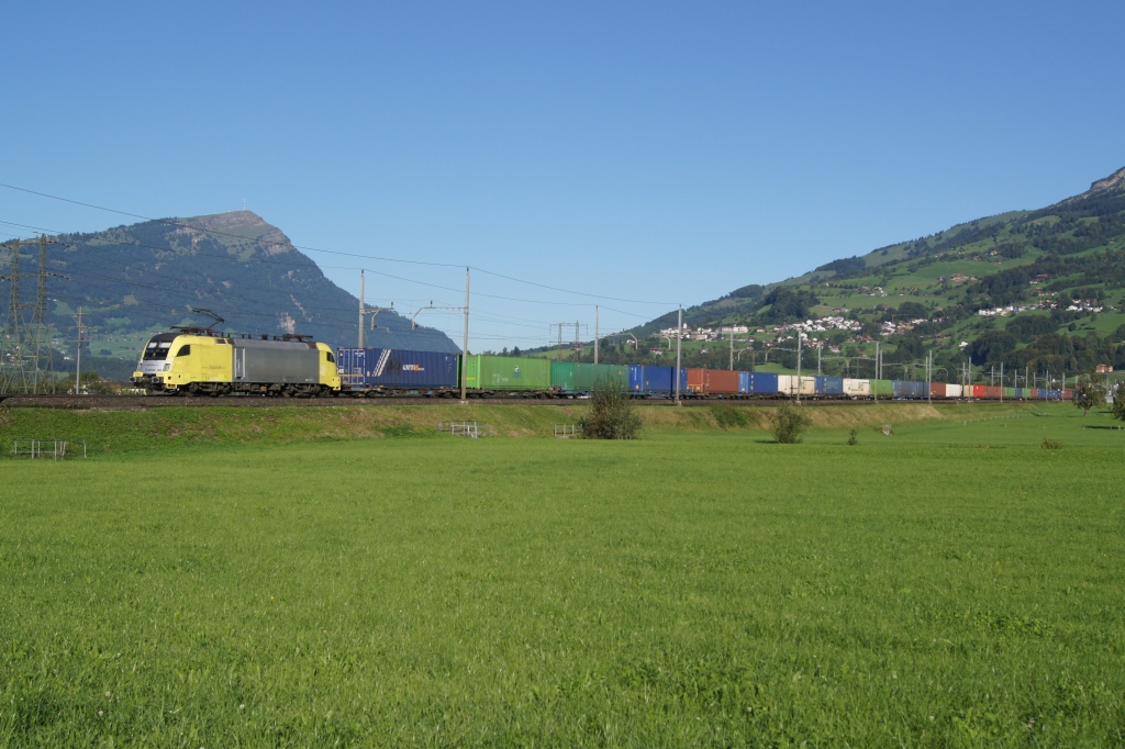 ES 64 U2-095 zieht am 10.9.11 einen Gterzug von Steinen Richtung Schwyz.