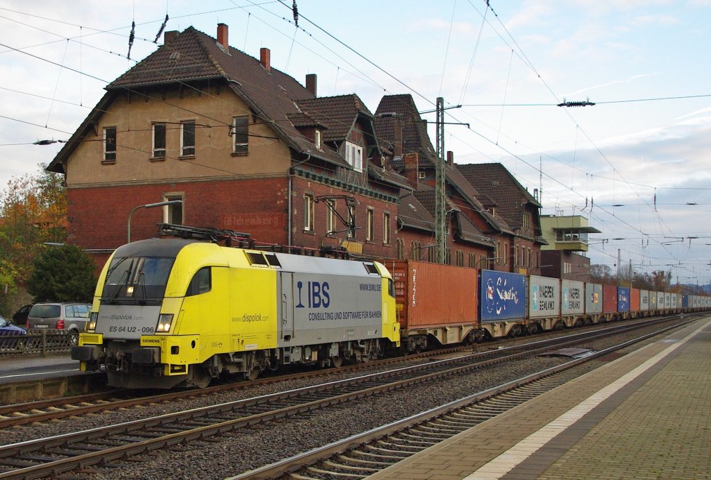 ES 64 U2-096 (182 596-7)fuhr am 06.11.2009 mit ihrem Containerzug durch Eichenberg in Richtung Bebra. 