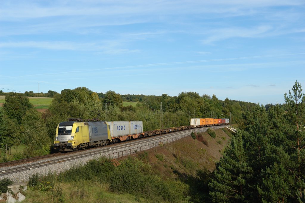 ES 64 U2 096 (182 596) mit einem Boxpress-Containerzug von Regensburg Richtung Nrnberg am 06.09.11 unterwegs bei Laaber.