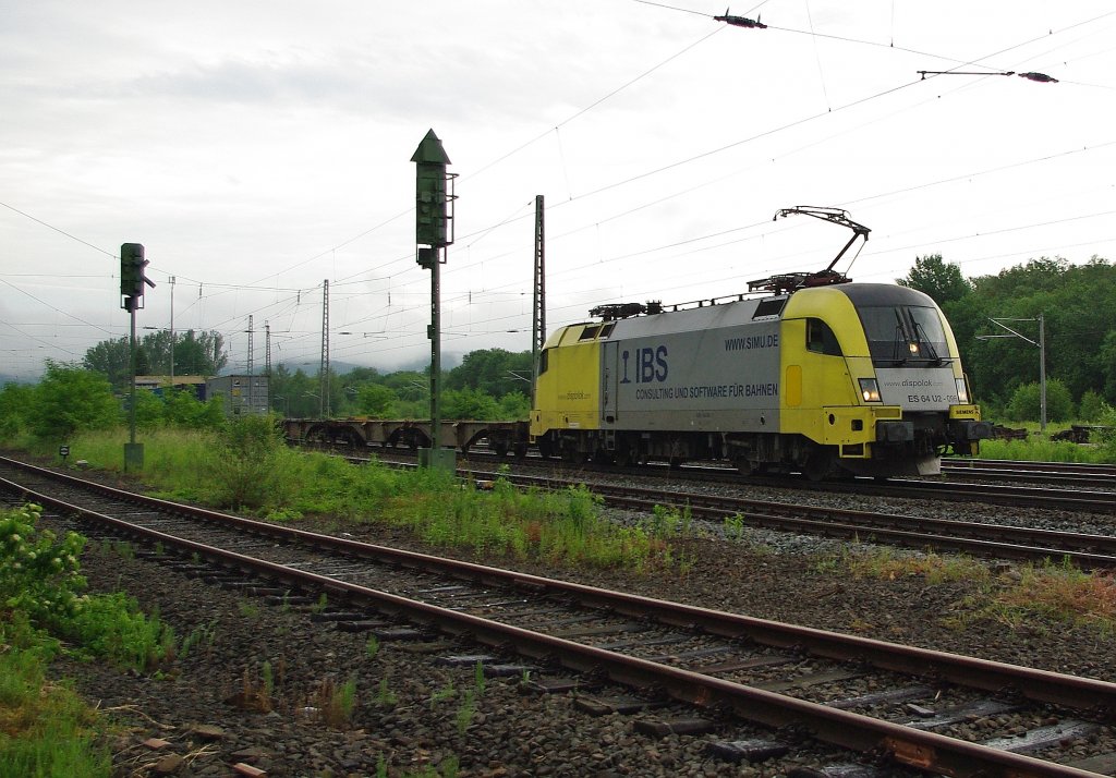 ES 64 U2-096 mit Containerzug in Fahrtrichtung Sden durch Eschwege West. Aufgenommen am 10.06.2010.