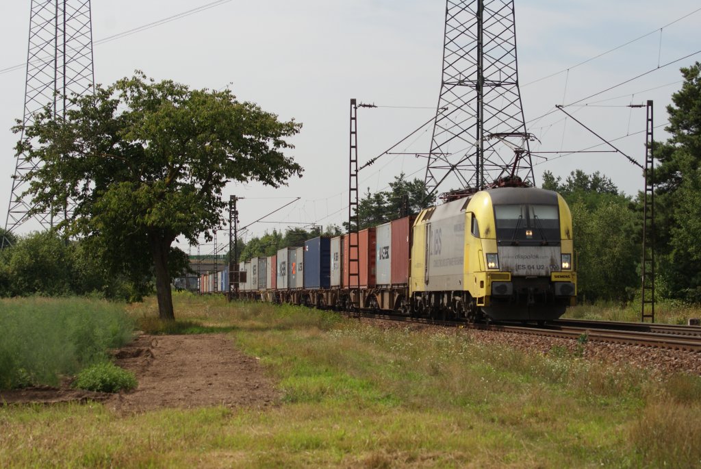 ES 64 U2-096 mit einem Containerzug in Wiesental am 04.08.2010