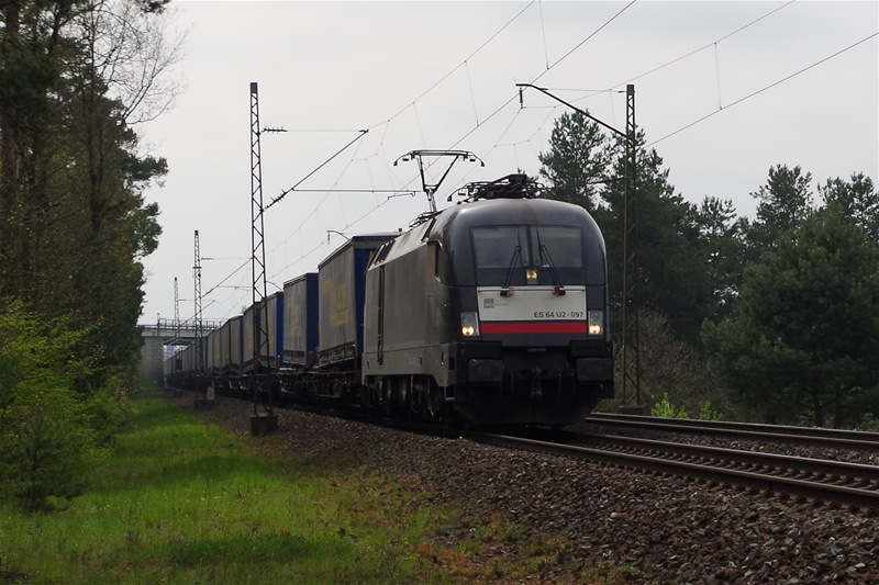 ES 64 U2 - 097 der TXL mit Lkw-Walter Klv am 01.05.2013 bei Hirschaid. 