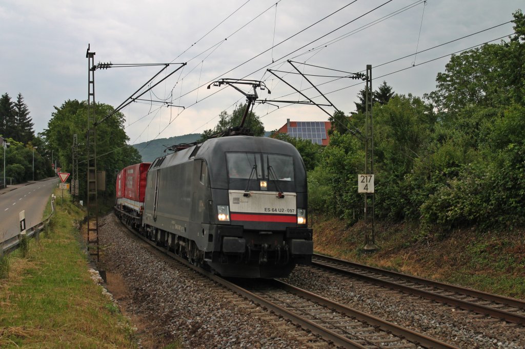 ES 64 U2-097 von boxXpress.de am 25.06.2013 mit einem KLV in der Kurve von Schallstadt gen Sden. 