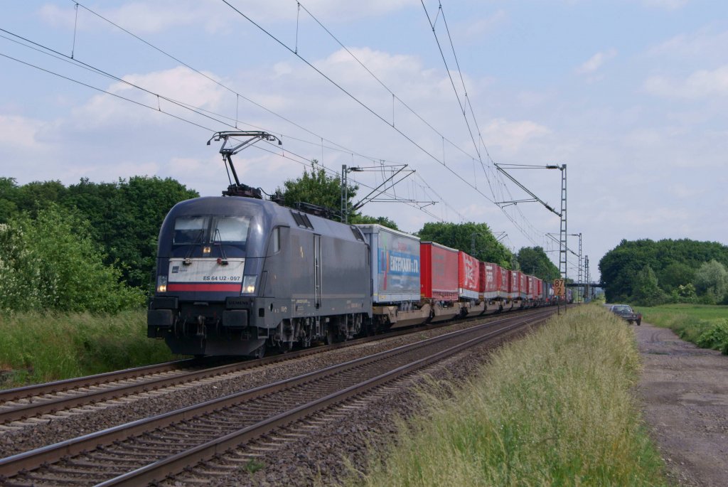 ES 64 U2-097 mit einem KLV Zug in Menden (Rheinland) am 02.06.2012