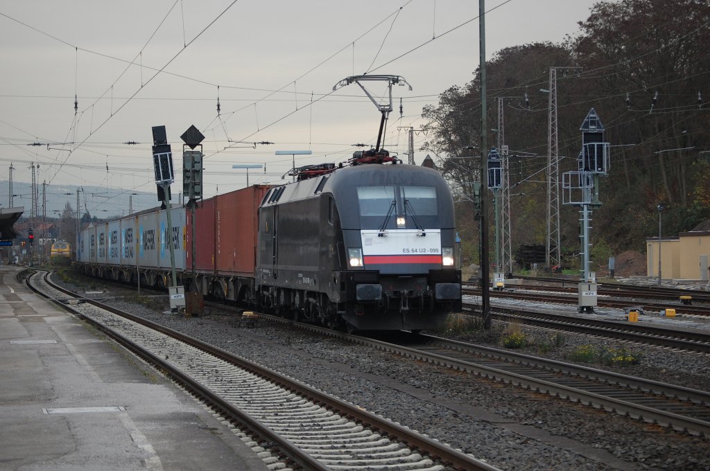 ES 64 U2-099 mit Containerzug am 21.11.2009 durch Kreiensen