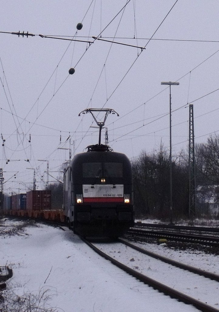 ES 64 U2-099 mit einem KLV (?) Zug in Mangolding. Ich habe diese Perspektive gewhlt weil dieser, auf ein Nebengleis musste, da er Etwas Langsamer fahren musste als sonst. (16.01.2010) 