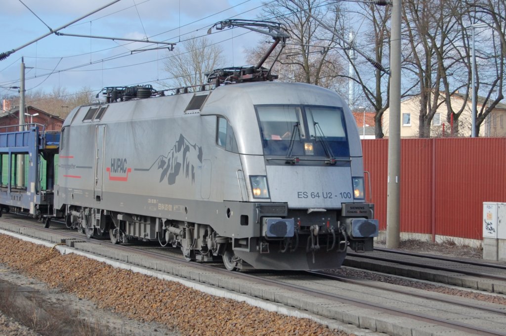 ES 64 U2 - 100 der Hupac mit einem leeren Autotransportzug in Rathenow. Netten Gru� zur�ck an den Lokf�hrer. 04.03.2010