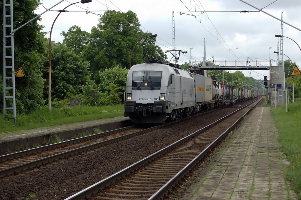 ES 64 U2 - 100 der Hupac mit einem gemischten Containerzug in Marquardt in Richtung Golm. 27.05.2010  Gru an den Lokfhrer frs Makro.