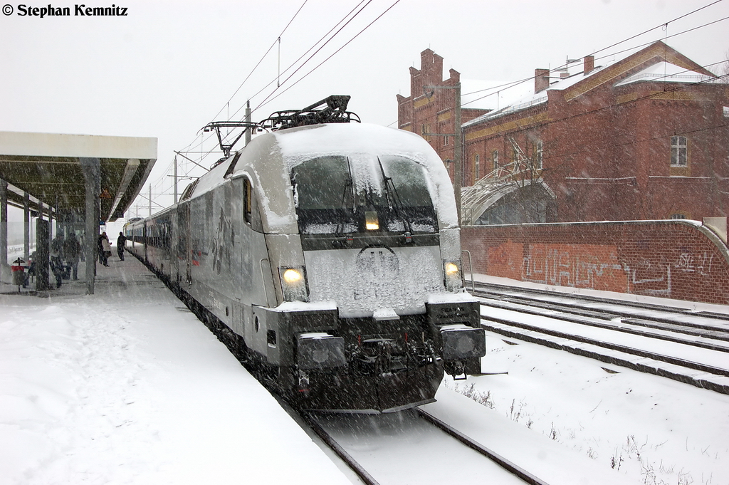 ES 64 U2 - 100 (182 600-7) Hupac fr ODEG - Ostdeutsche Eisenbahn GmbH mit dem RE4 (RE 37315) von Rathenow nach Ludwigsfelde in Rathenow. 09.12.2012