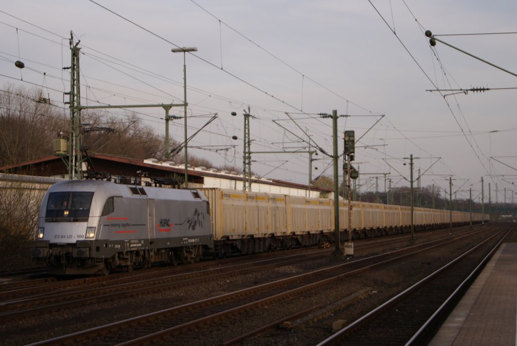 ES 64 U2-100 der Hupac mit einem Holzhackschnitzelzug in Dsseldorf-Eller am 24.03.2011