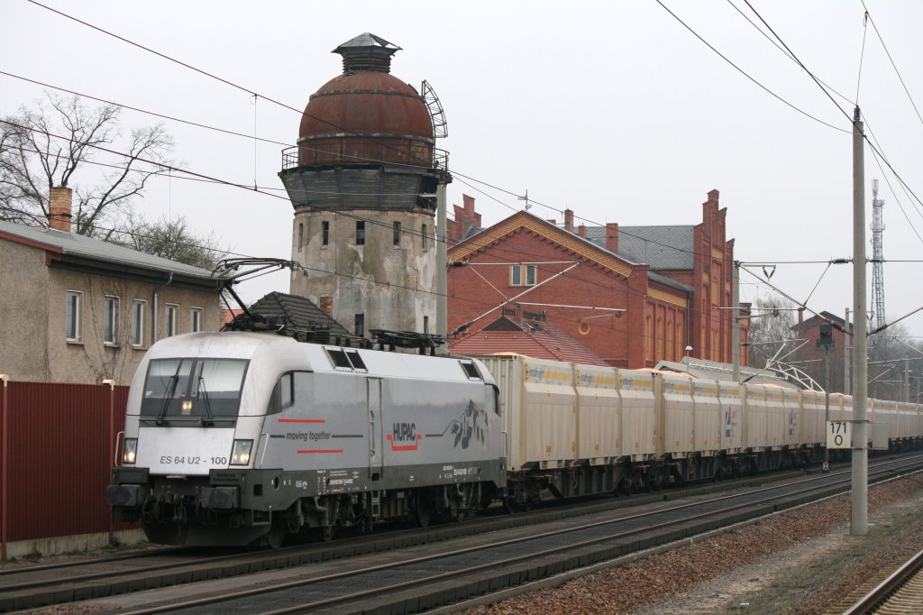 ES 64 U2-100 HUPAC mit Hackschnitzelzug am 04.04.2011 in Rathenow