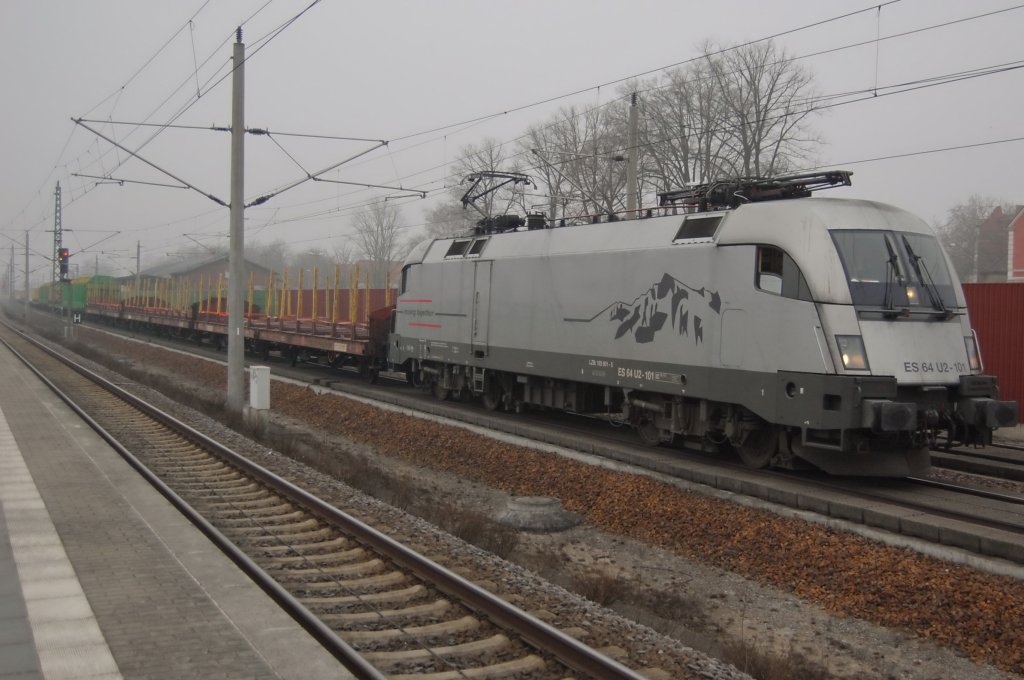 ES 64 U2 - 101 (182 601-5) der Hupac mit einem leeren Holzwaggons in Rathenow 11.03.2010