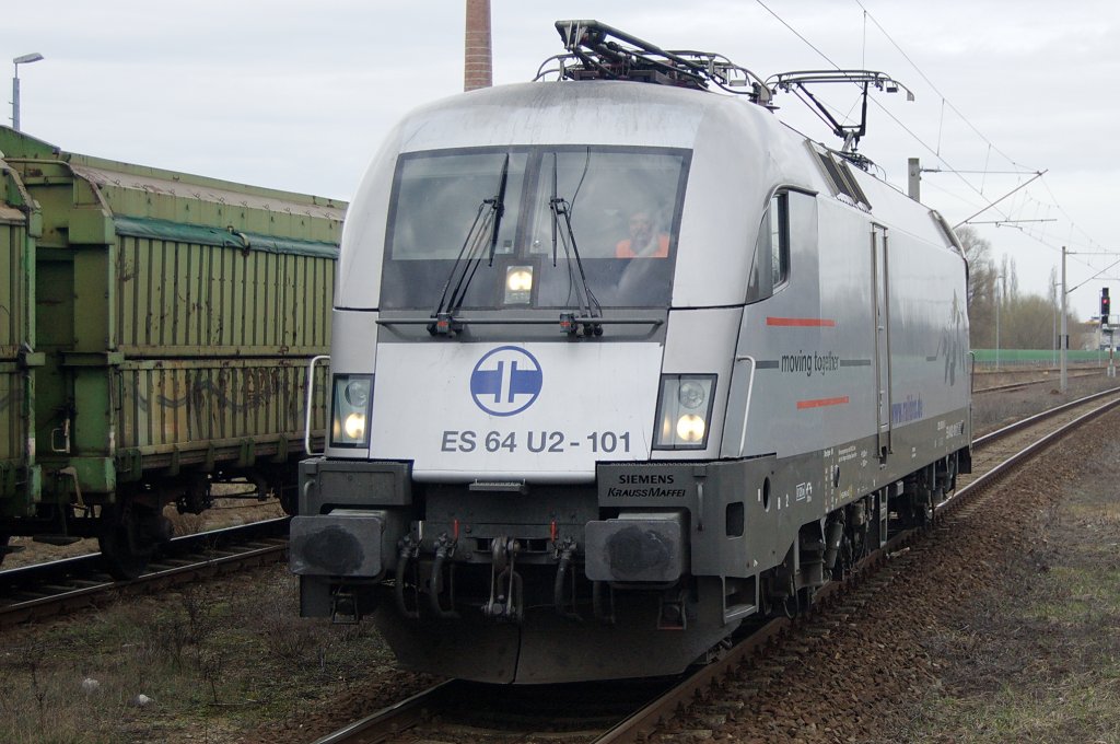 ES 64 U2 - 101 (182 601-5) der Hupac mit einem leicht verndern Aussehen. Vorne und Hinten ein neuer Aufkleben und an der Seite  www.raildox.de . Sie ist in der Zeit von 11.01.2010 bis 17.12.2010 an die Raildox GmbH  & Co. KG vermietet. Rathenow 31.03.2010