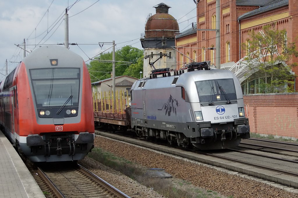 ES 64 U2 - 101 (182 601-5) der Reildox GmbH & Co.KG mit leeren Holzwaggons in Rathenow. Links der Regional Express der Linie 2 nach Knigs Wusterhausen. 16.05.2010