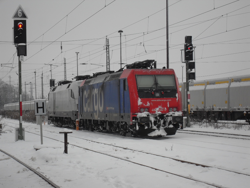 ES 64 U2-101 und 482 046 standen am 29.12.2010 in Stendal.

