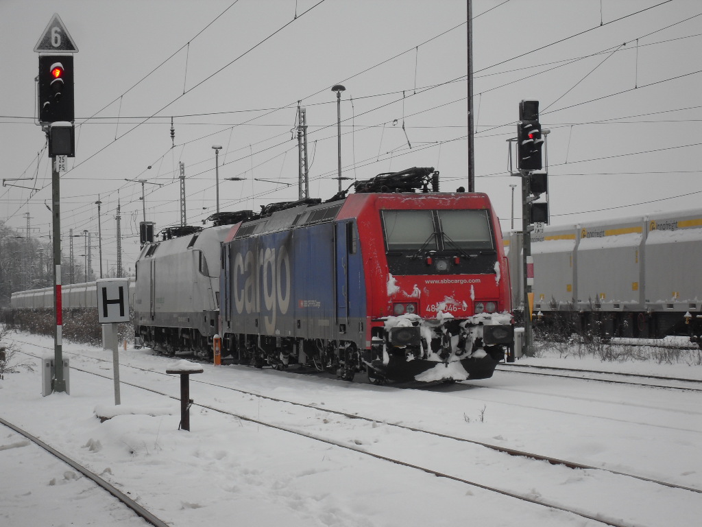 ES 64 U2-101 und 482 046 standen am 29.12.2010 in Stendal.

