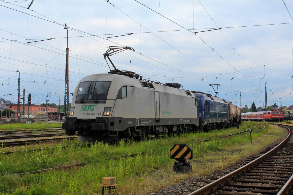 ES 64 U2 - 101  SETG  und 183 500  MGW-Service  mit dem 42699 beim Halt in Freilassing, aufgenommen am 26. Mai 2013.