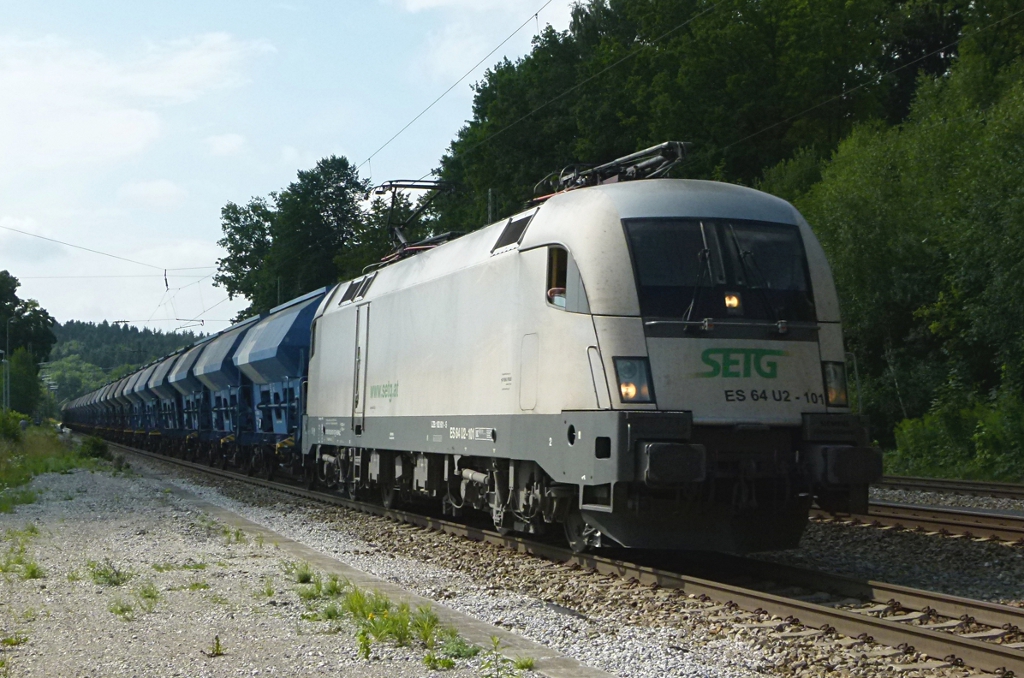ES 64 U2 101 der SETG ist mit einem Sch�ttgutwagenzug am 25.07.2012 in Assling