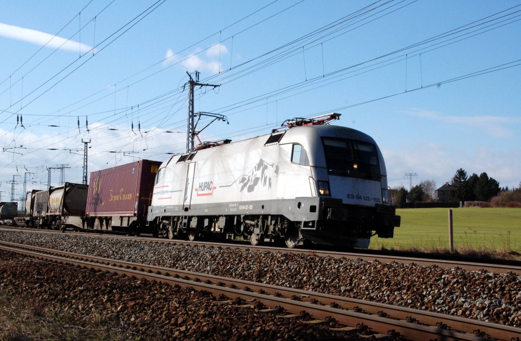 ES 64 U2 - 102 der HUPAC zieht am 27.02.10 einen Containerzug durch Eilenburg.