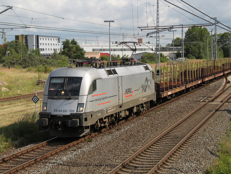 ES 64 U2-102 mit DGS 20140 von Stendal-Niedergrne nach Rostock-Bramow bei der Einfahrt im Bahnhof Rostock-Bramow.31.07.2011