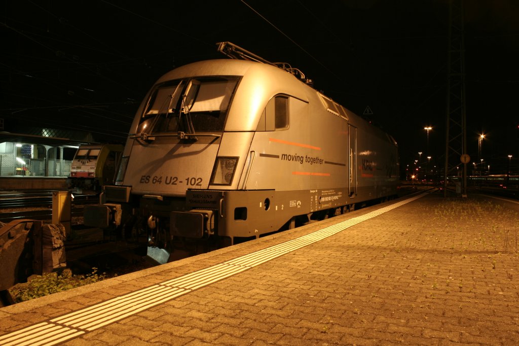 ES 64 U2-102 war zwischen dem 28.06.13 und dem 29.06.13 zu Gast in Basel Bad. Bf. Hier eine Nachtaufnahme der Lok kurz nach dem Tageswechsel am 29.06.13.