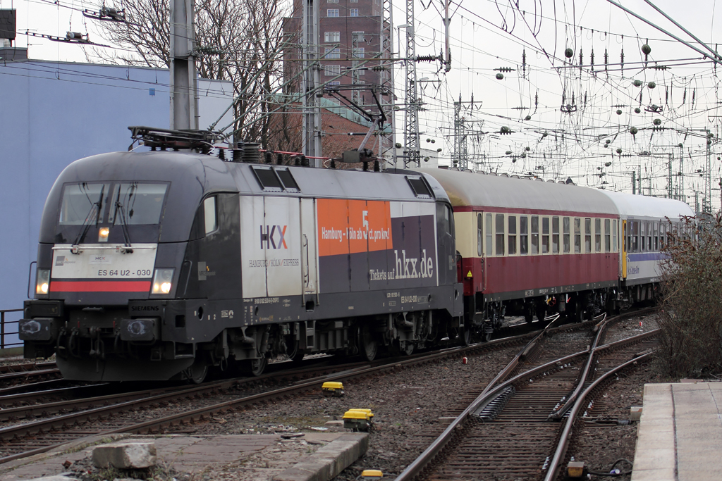 ES 64 U2-30 mit HKX bei der Einfahrt zur Bereitstellung fr die Fahrt nach Hamburg in den Klner Hbf. 16.3.2013