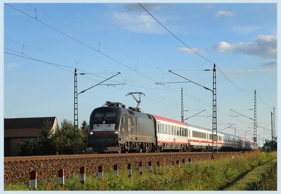 ES 64 U2 812 vor dem EC 172  Vindobona  bei Waldrehna. Aufnahme am 06.09.2010