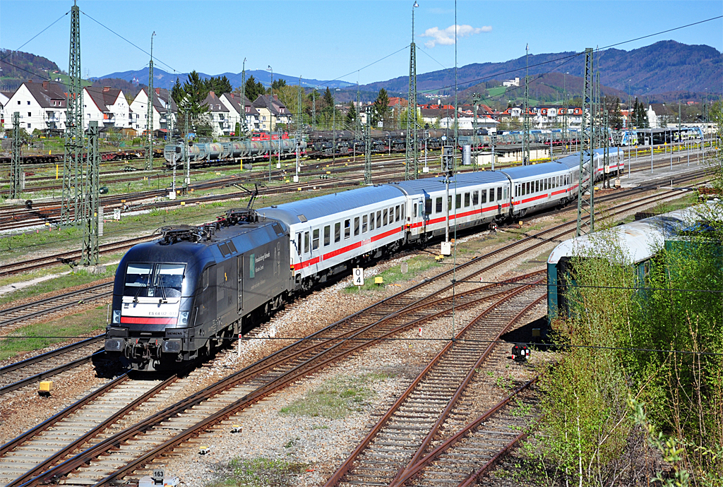ES 64 U2 mit IC verlsst Freilassing Richtung Mnchen - 25.04.2012