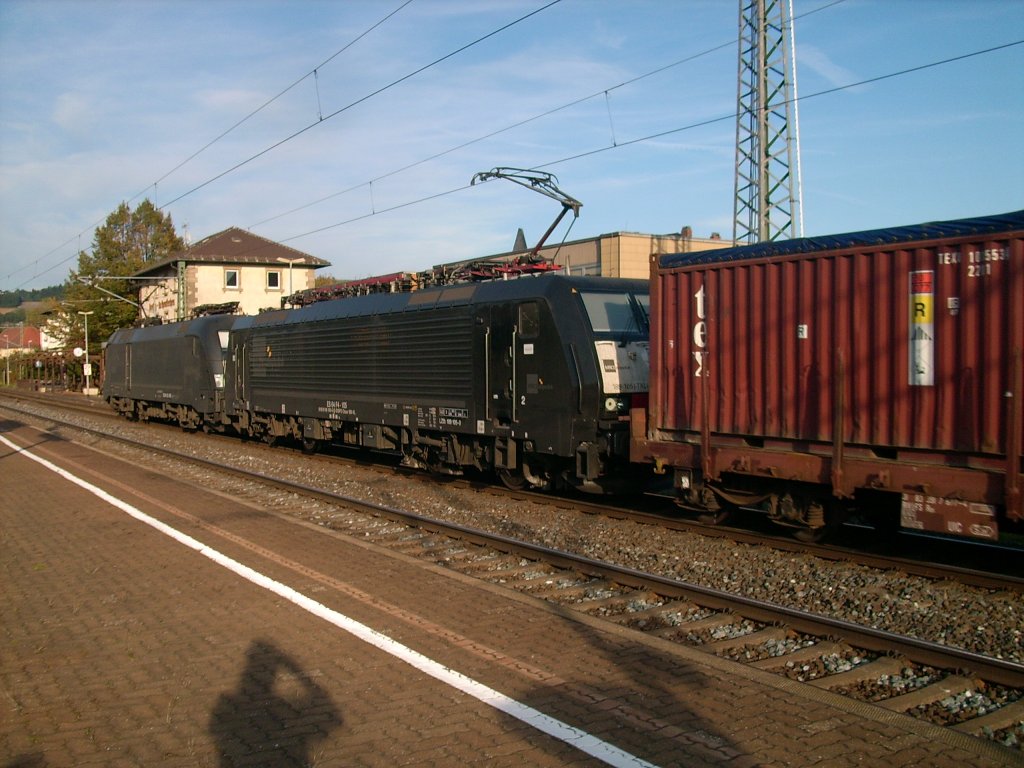 ES 64 U2 der MRCE und ES 64 F4 der MRCE fahren am 03.01.2011 mit einem kurzen Containerzug in Pressig-Rothenkirchen auf Gleis 1 ein. Das komische daran war, dass sogar diese Fuhre noch eine Schublok (BR 151) bekam.
