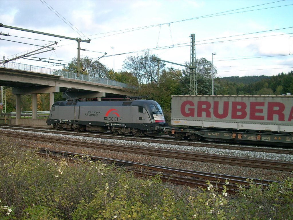 ES 64 U2 der TXLogistik steht am 09.10.2011 mit einem GRUBER/DHL/DFDS Transport/Blue Cargo KLV (Sattelaufliegerzug) im Bahnhof Pressig-Rothenkirchen.