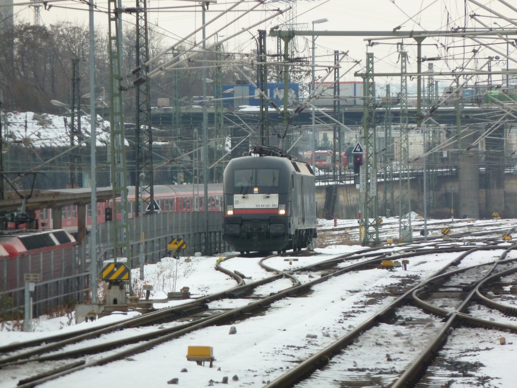 ES 64 US-001 wartet am Dresdner HBF auf den aus Prag kommenden IC.
Danke an den TF :)
Dresden 23.12.10