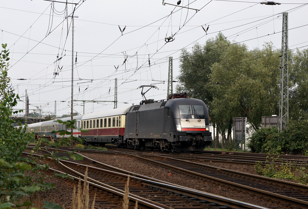 ES 64 US-070 mit dem historischen IC 2417 nach Kln Hbf am 4.09.2011 in Elmshorn.