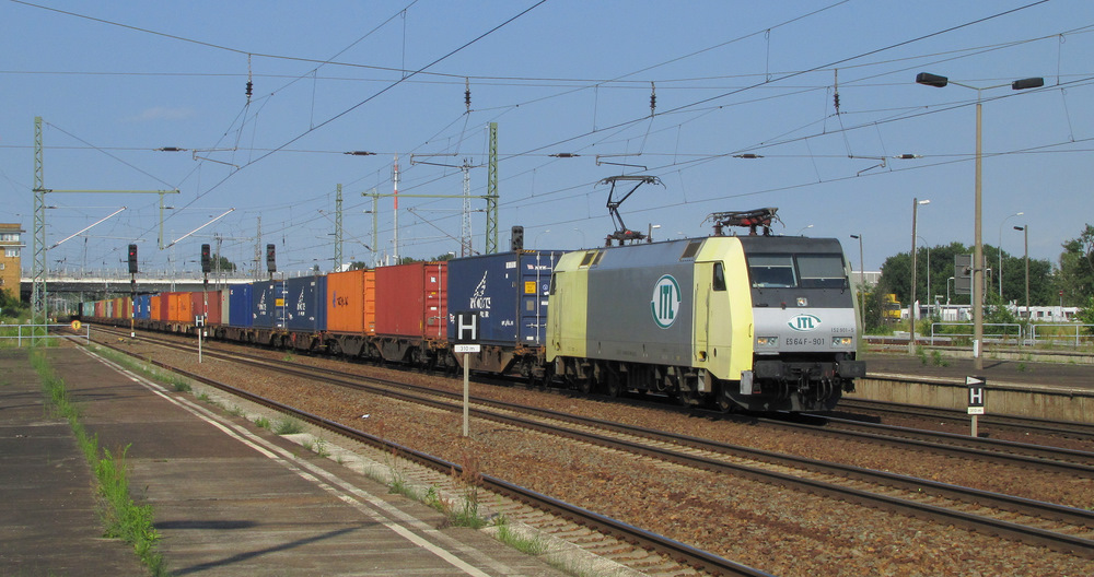 ES 64F - 901, alias 152 901-5, kommt am 06.07.2011 mit einem Containerzug durch den Bahnhof Berlin Schnefeld Flughafen gefahren.