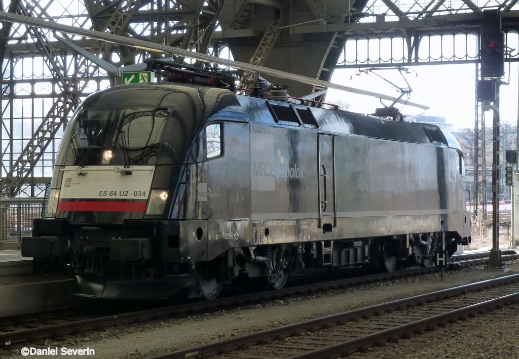ES 64U2 034 beim ankuppeln an den IC im Dresdner HBF.
Wurde am am 16,03,11 frisch Hauptuntersucht was man auch sah.
19,03,11
