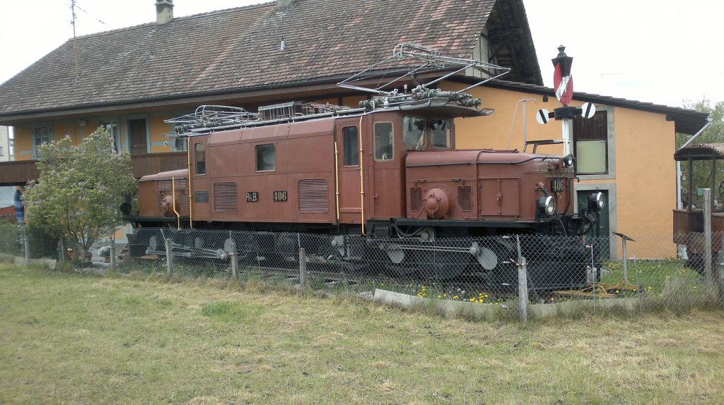 Es braucht etwas viel Fantasie, um ein RhB-Krokodil im Seeland zu vermuten, aber diese Ge 6/6 406 steht im Eisenbahn-Museum in Kerzers, gefunden am 01.05.2012