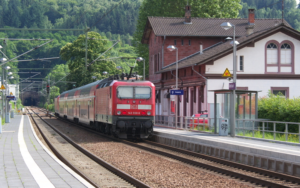 Es darf wieder beschleunigt werden...Zwischen Konz und Mettlach folgt die Saartalstrecke den Windungen und Schleifen der Saar. An den meisten Stellen in diesem Abschnitt darf nicht mehr als 80 Km/h gefahren werden. 143 929-8 und welch ein Zufall am Schlu ,wegen Steuerwagenmangel, 143 930-6 haben ihren RE aus Koblenz durch die Kurven gebracht und knnen nun beim Durchfahren des Bahnhofs in Mettlach wieder beschleunigen.

KBS 685 21.06.2012