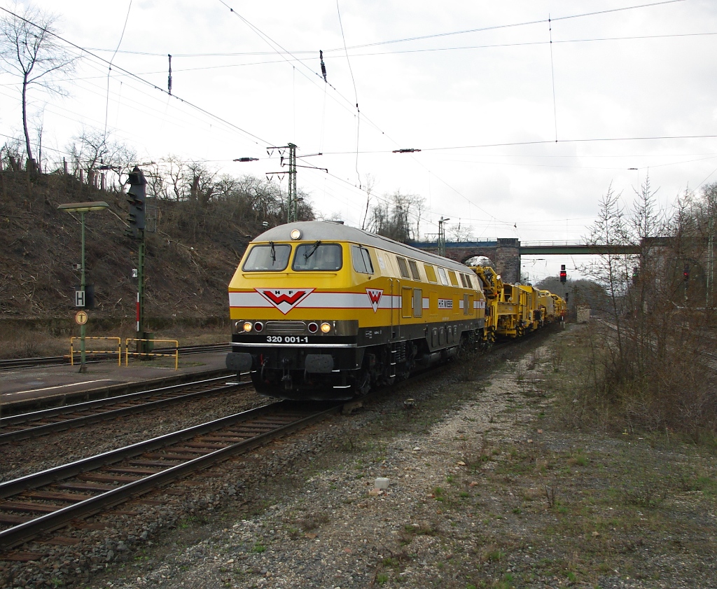 Es dröhnte schon von weitem bis endlich Wiebes 320 001-1 mit ihrem Bauzug in Richtung Norden daher kam. Aufgenommen am 01.04.2011 in Eichenberg.