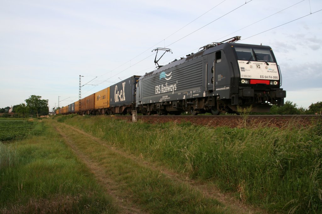 ES F 64 990 mit einem Gterzug bei Weineim. Das Bild wurde am 29.5.2011 aufgenommen.