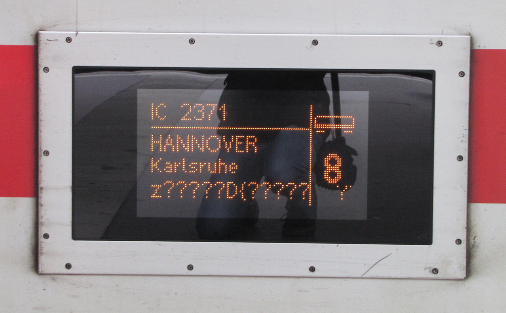  Es fhrt ein Zug... nach nirgendwo...  - Naja jedenfalls wei man schon, dass der Zug von Hannover ber Karlsruhe fahren wird. Leider ist man sich bei der Wagennummer auch noch nicht ganz sicher. ;) Gesehen im Bahnhof von Hannover. 22.10.2010