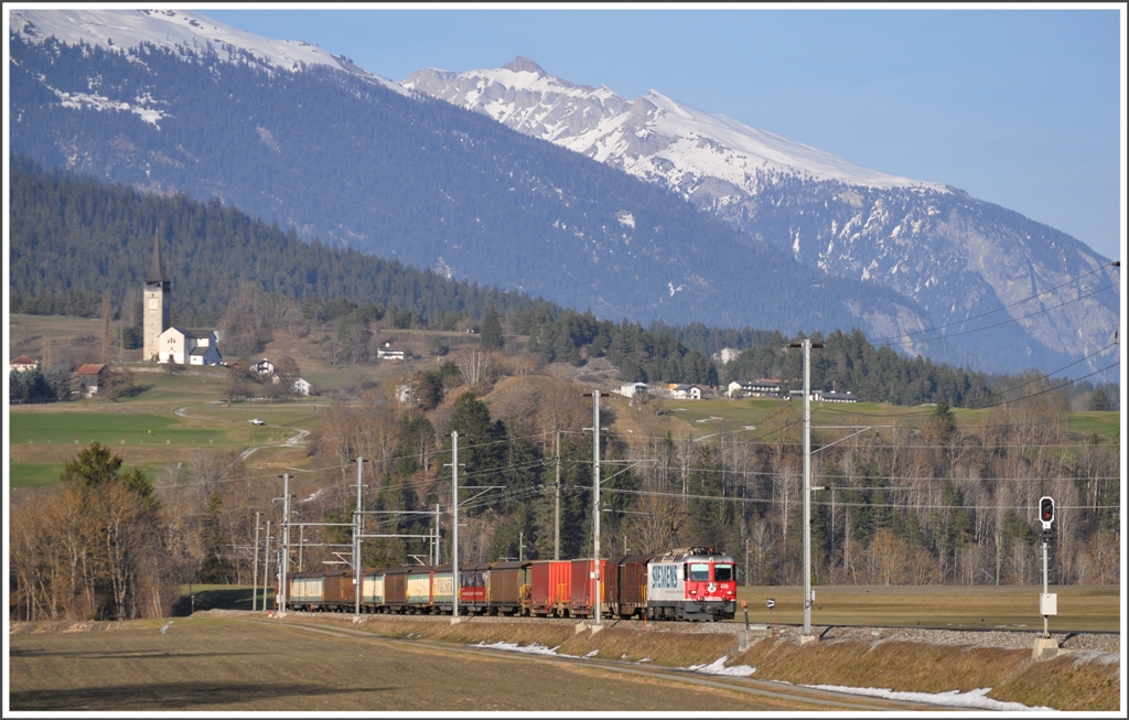 Es folgt Ge 4/4 II 616  Filisur  mit dem Valserwasserleerzug nach Ilanz. (28.03.2012)