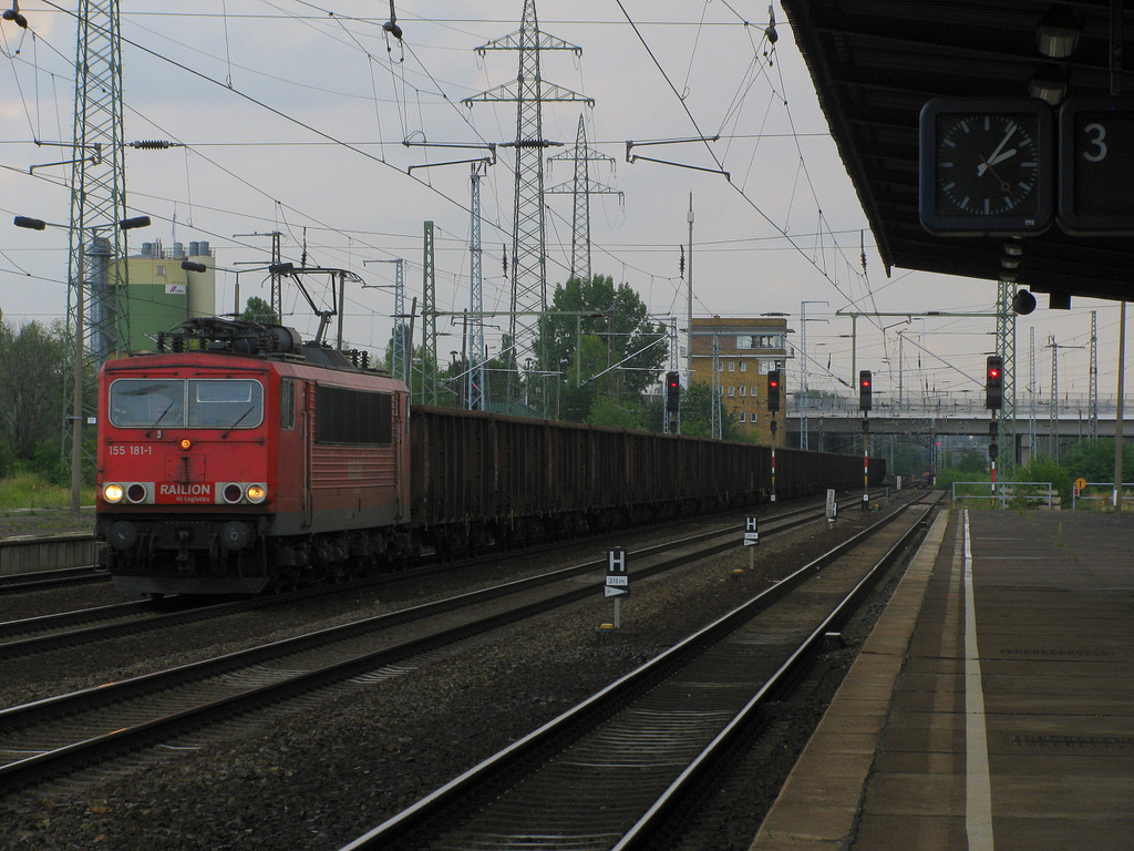 Es folgte am 02.08. die 155 181-1 mit einem Leerkohlezug von K�nigs Wusterhausen nach Spreewitz, auf Umleitungsstrecke via Dresdener Bahn, denn die Regelstrecke (K�nigs Wusterhausen - L�bbenau) ist ja im Bau - Leider!