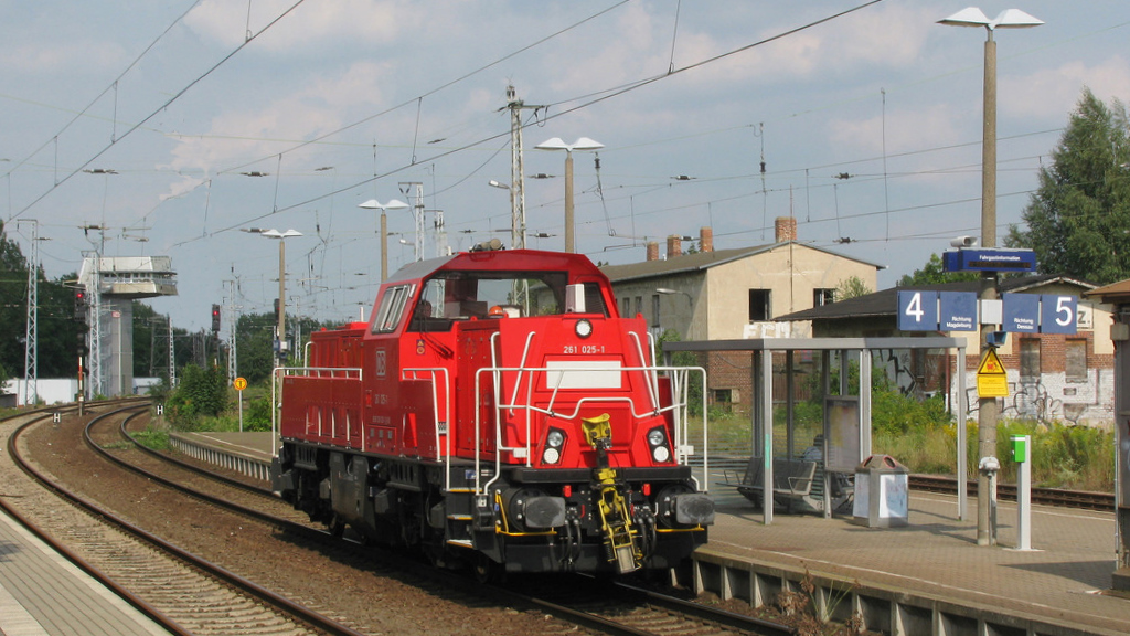 Es folgte auch meine erste Gravita. Hier in Form von 261 025-1 in Richtung Magdeburg durch Biederitz. Zum Bild: Ein st�render Mast wurde entfernt. 03.08.2011